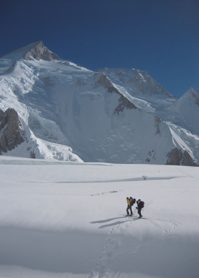 Benedikt Böhm va côtoyer le drame à plusieurs reprises, notamment en 2012, lorsqu’il se retrouve parmi les tout premiers à secourir des alpinistes touchés par une avalanche nocturne survenue sur les pentes du Manaslu.