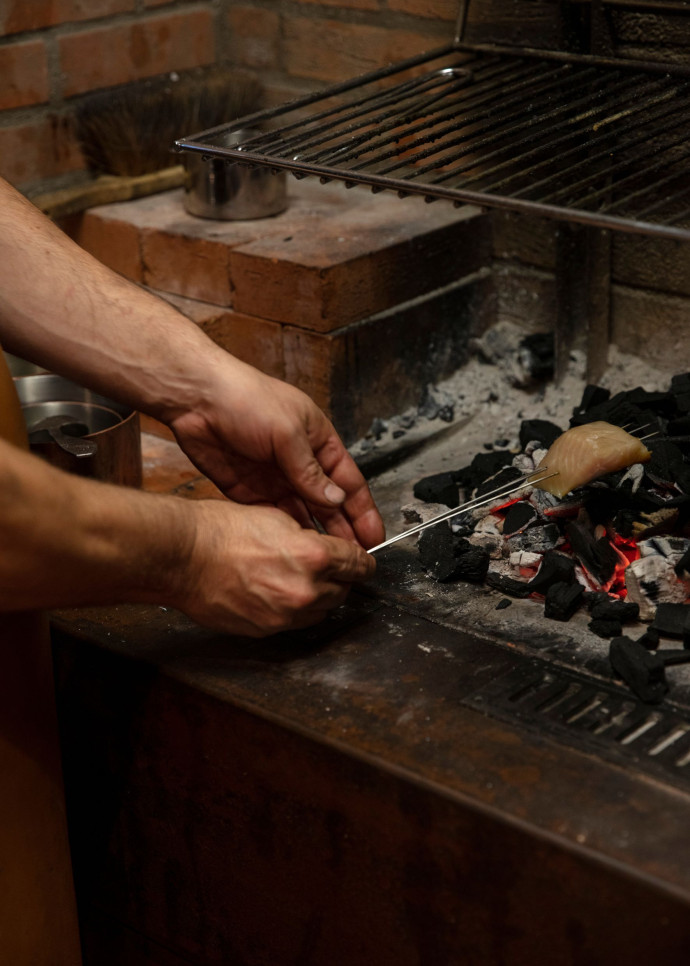 Plusieurs menus, à trois ou quatre plats, plus une carte blanche – « pour aller encore plus loin dans l’univers de Guillaume » – dessinent le chemin d’une cuisine d’instinct et de l’instant, à 70 % végétale.