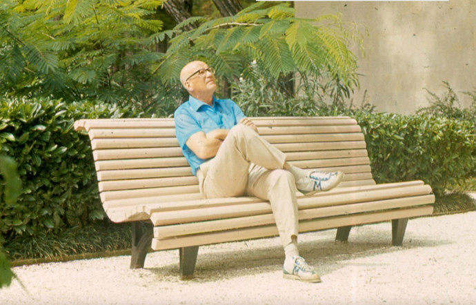 Urho Kekkonen, président de la Finlande de 1956 à 1982, ici en mode détente, une paire de Karhu aux pieds, en 1966.