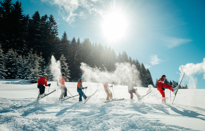 D’après le baromètre d’opinion prospective 2023 Contours / ASMB, 62 % des Français continueraient ainsi à se rendre en montagne l’hiver, « même si les évolutions climatiques empêchaient la pratique du ski ». Dont acte.