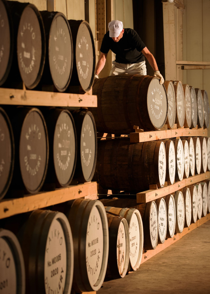 Kimio Yonezawa, maître toji (maître de saké), a ressuscité la brasserie familiale de ses grands-parents, qui ont commencé à distiller le shochu (alcool de prune traditionnel) en 1917.
