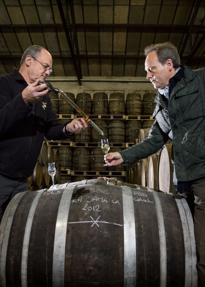 Dégustation de rhum dans les chais de la marque Plantation, au cœur des Caraïbes, avec Alexandre Gabriel.
