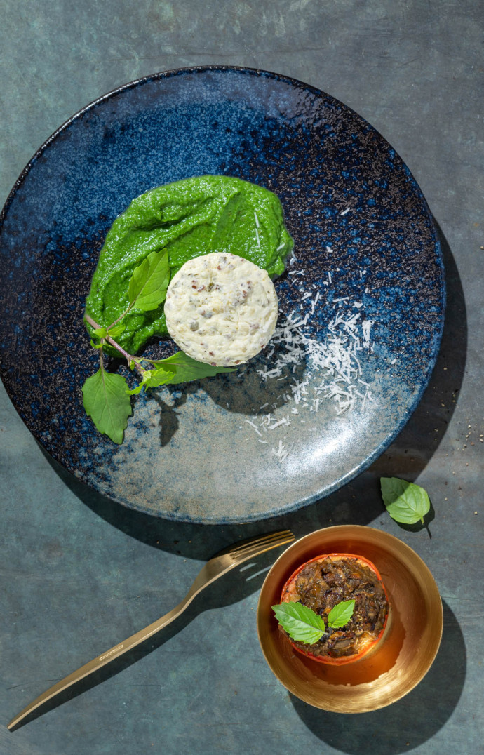 Un « soufflé » au quinoa et une tomate farcie à l’aubergine : cette assiette constitue le déjeuner du second jour de reprise alimentaire.