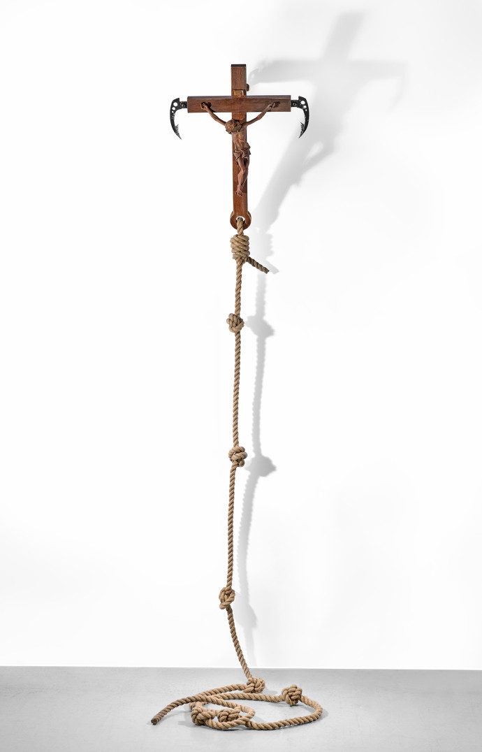 BANKSY (Anglais – Né en 1974)Grappling Hook – 2017Bois, gomme-laque, acrylique, aluminium, polyuréthane, corde de chanvre synthétique et acierSigné et numéroté au dos « 13/26 »Oeuvre présentée dans son carton d’origine (peint à l’aérosol)Wood, shellac, acrylic, aluminium, polyuréthane, synsthetic hemp rope and steel; signed and numbered59 x 47 x 35cm (23,2 x 18,5 x 13,8in)Estimations :100 000 -150 000 €