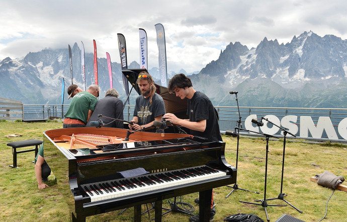 On a parfois vu le public aider les artistes à monter leur matériel. La programmation est pensée selon le cadre naturel, parfois contemplative, parfois percussive », explique Charles Vetter, directeur et programmateur de Cosmojazz.