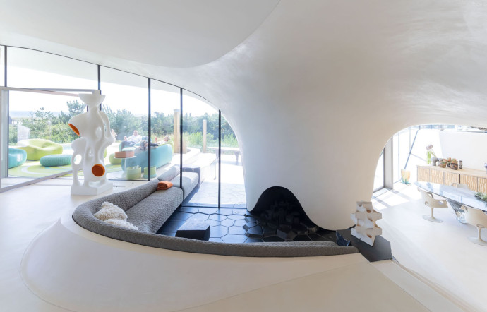 Escaliers moulés dans le béton et formes organiques lui confèrent une aura singulière.