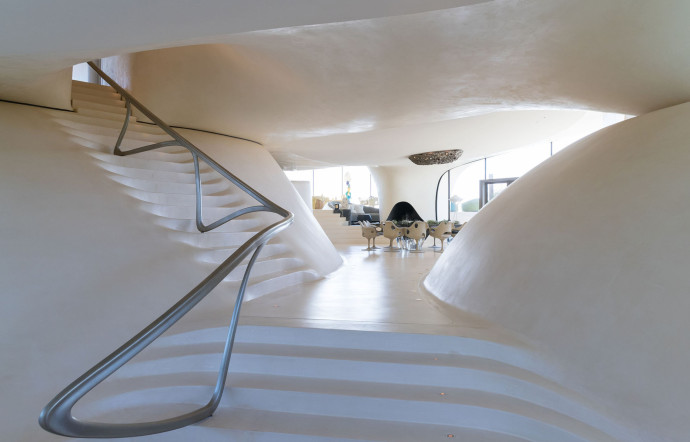 Escaliers moulés dans le béton et formes organiques lui confèrent une aura singulière.