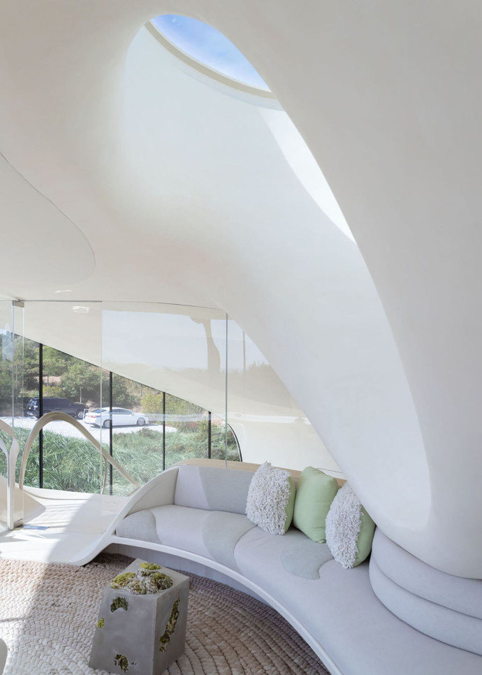 Le salon de cette maison dans les Hamptons est ouvert sur la nature, à laquelle il semble s’unir à travers un décor aux coloris naturels et paisibles.