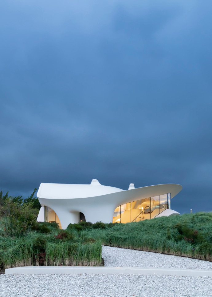 Robert Taubman et Julie Reyes Taubman ont souhaité que leur villa des Hamptons soit aussi une véritable œuvre d’art.