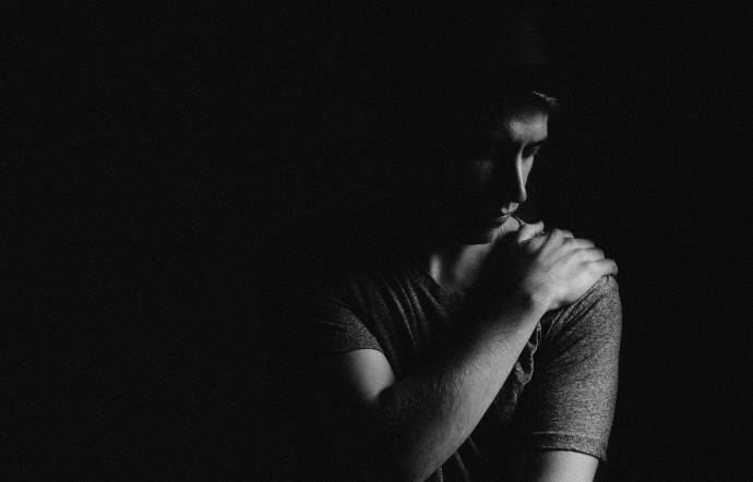 portrait d'un jeune homme en noir et blanc