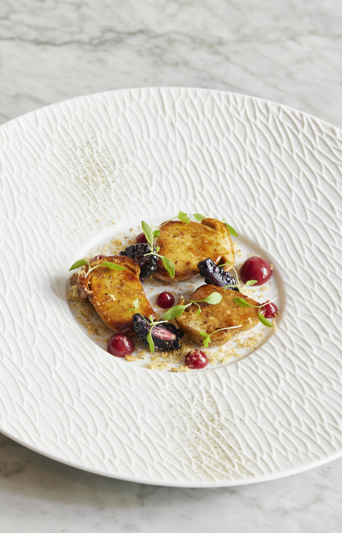 Poêlée de cèpes, condiment betterave fumée et piment, noix fraîches.