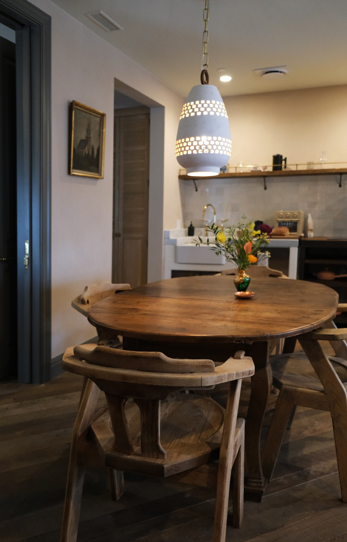 Des produits issus de la production de la boulangerie et du delicatessen sont offerts aux guests à leur arrivée, déposés dans la cuisine.