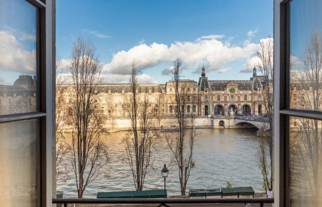 Ce bel appartement offre donc une vue sur la Seine.