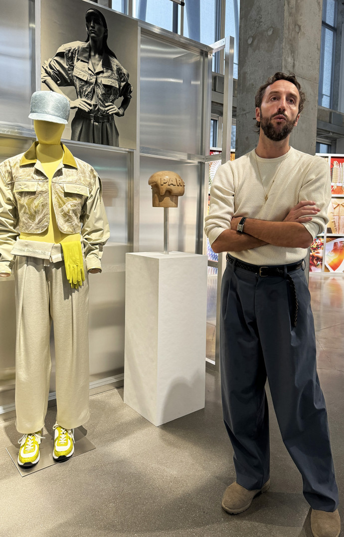 Stéphane Ashpool commentant l’exposition au 19M.