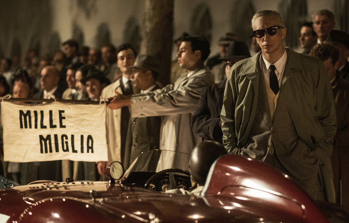 Adam Driver campe le personnage d’Enzo Ferrari.
