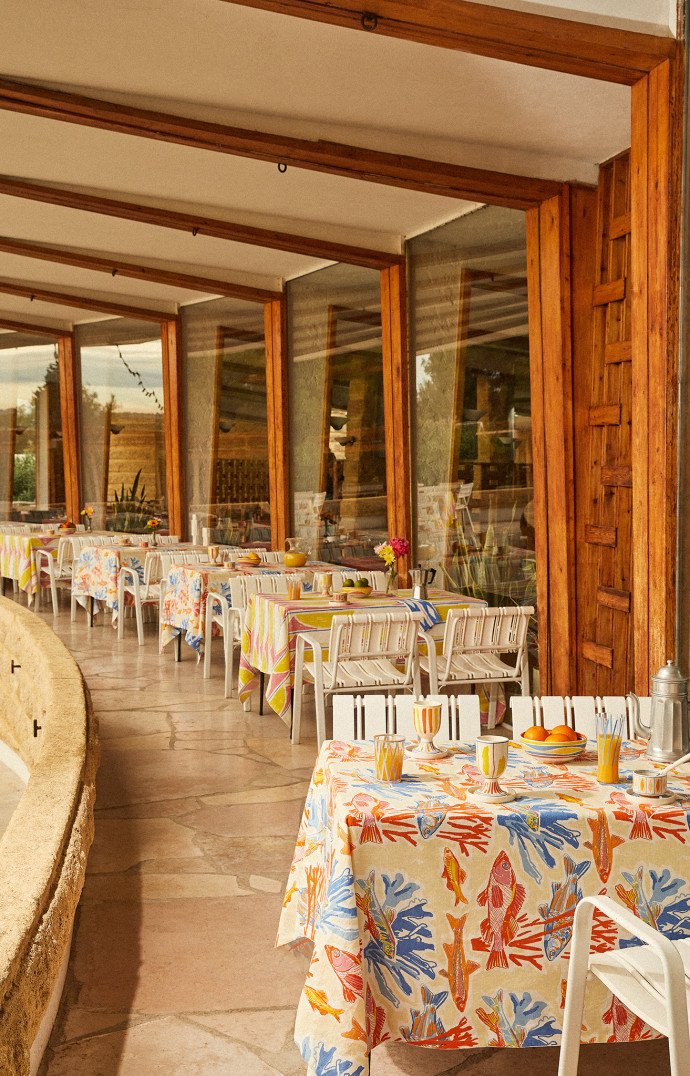 Le colorama de la collection d’Alexandre Benjamin Navet se prête à merveille au restaurant de l’hôtel.