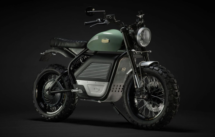 5,4 ch, 240 Nm, 45 km/h, 79 kg, 100 km d’autonomie maximale, 18 900 €.