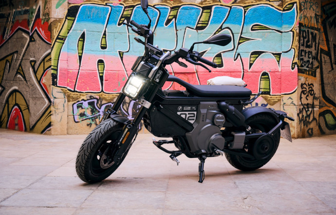 15 ch, 55 Nm, 95 km/h, 132 kg, 95 km d’autonomie WMTC, 8 750 € en précommande (chiffres de la version équivalent 125).