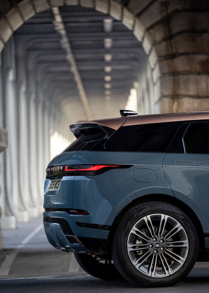 Pour son petit frère plus jeune et plus urbain, l’Evoque, les choses sont encore plus compliquées : fabriqué par le constructeur Land Rover, sous la marque Range Rover, il était officiellement dénommé Land Rover Range Rover Evoque ! Un vent de simplicité a soufflé en 2023.