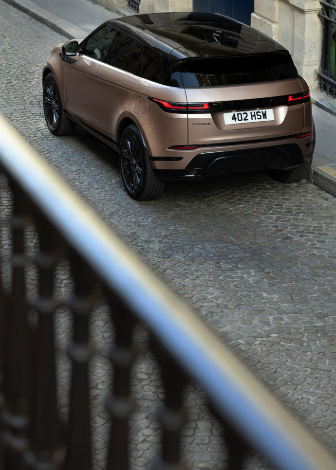 Disponible en version à châssis long, privilégiant l’espace à l’arrière, le SUV s’est également fait une place auprès de ceux qui se font conduire par leur chauffeur, apprécié pour sa posture dominante sur la route.