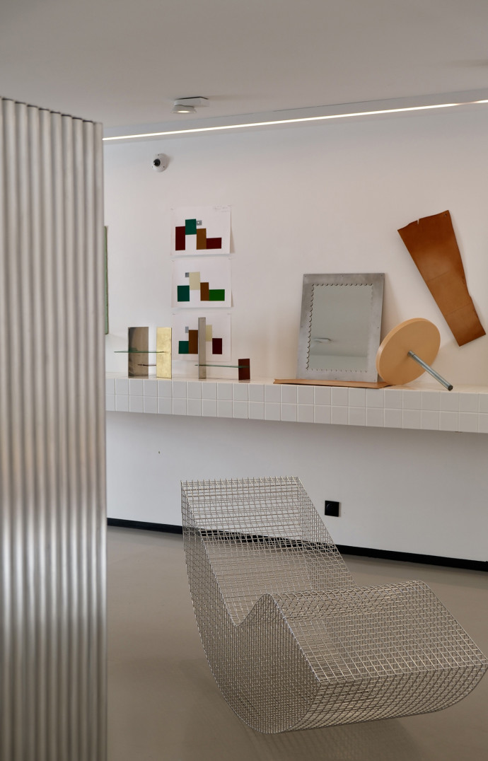 Vue de l’exposition actuelle dédiée au duo de designers Muller Van Severen (jusqu’en octobre 2024).