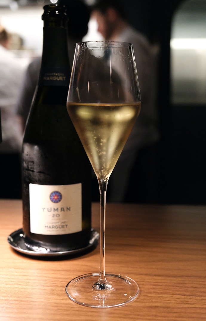 Chaque vin et champagne servi chez Frevo a été déniché et goûté avec soin par le sommelier de la maison, Quentin Vauleon.