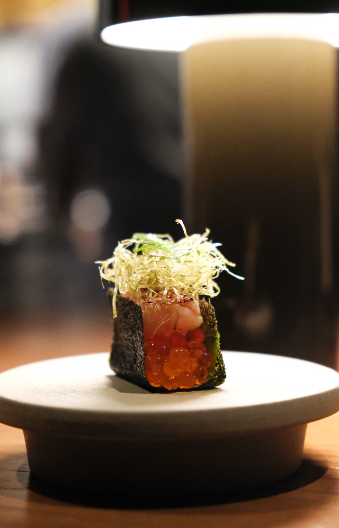 Une bouchée à l’allure nippone où l’algue nori se pare d’une croute sucrée.