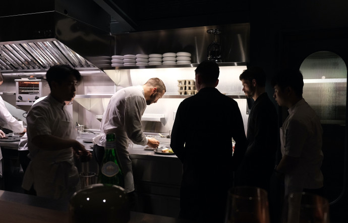 Le chef en action avec autour de lui sa brigade.