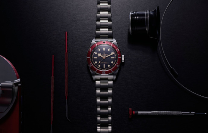La dernière Tudor Black Bay reprend les fondamentaux de cette collection, à savoir une silhouette délicieusement vintage, des verres et cadrans bombés, une lunette unidirectionnelle ou encore une grande couronne vissée sans épaulement.