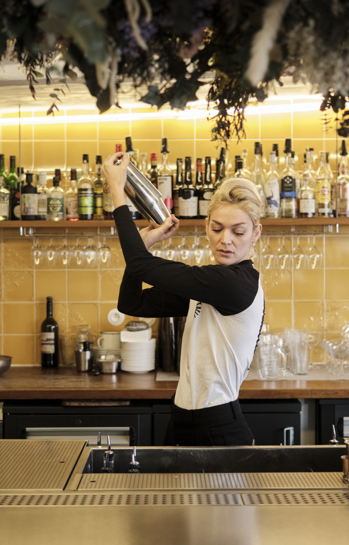 Margot Lecarpentier derrière le bar chez Combat.