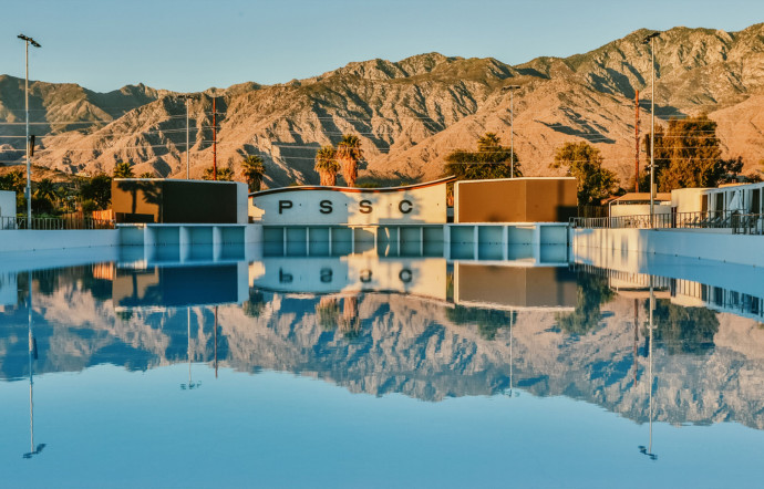 À moins de prendre la poudre d’escampette pour aller voir l’Architecture and Design Center, Edwards Harris Pavilion, ou encore de suivre une visite guidée de l’architecture Mid-Century. Palm Springs a bien plus à offrir que le surf. Une merveille architecturale dans le désert de Mojave.