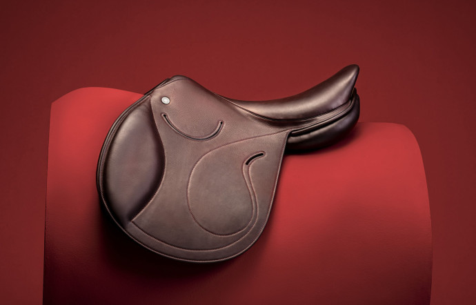 Selle Hermès, confectionnée dans l’atelier de la rue du Faubourg-Saint-Honoré, sur mesure, pour un cavalier et sa monture.