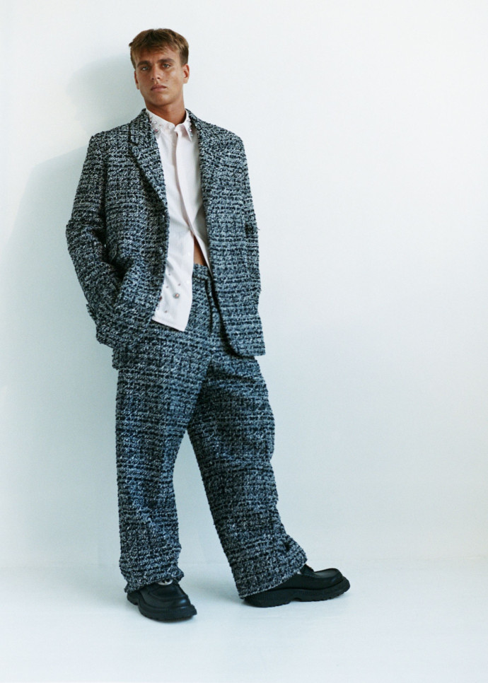 Pantalon et veste assortis, chemise et mocassins, Dior.