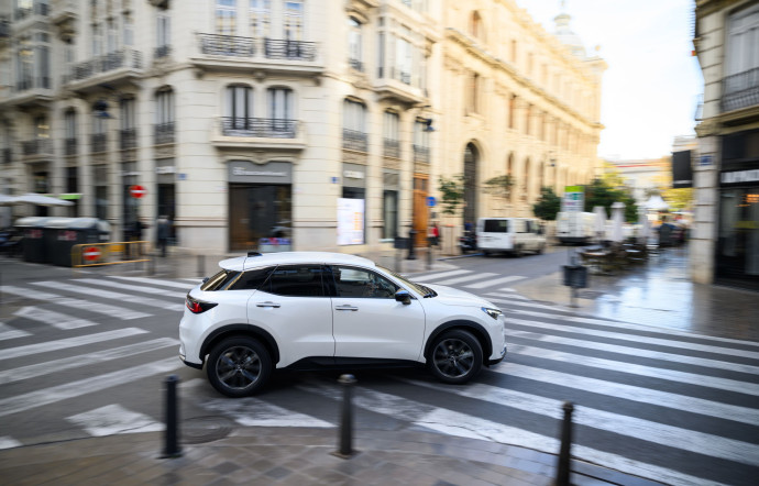 Et si l’on retrouve bien la large calandre trapézoïdale, elle se présente ici dans une version franchement assagie.