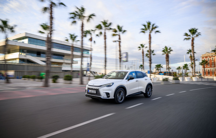 Le Lexus LBX attire l’œil avec ses lignes acérées et captivantes dignes d’un manga.