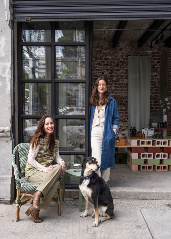 Estibaliz Zeberio et María López Blanco, devant la boutique For All Folks.