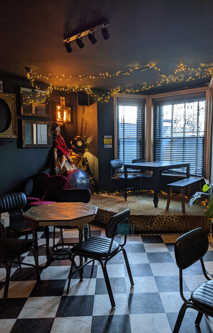 Le bar The Waste Land.