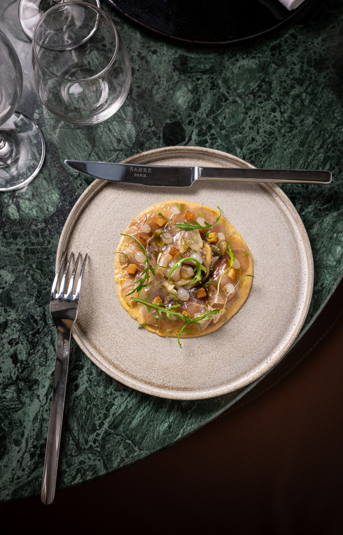 Carpaccio de mulet, fromage de brebis et kaki, huile d’agrumes.