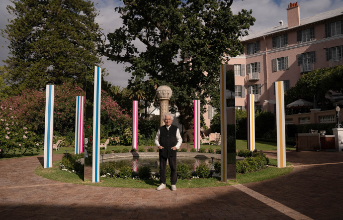 Daniel Buren devant son œuvre au Mount Nelson, A Belmond Hotel, Cape Town.