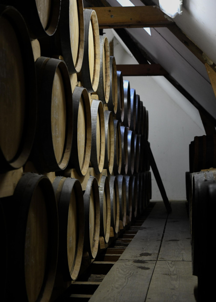 « Nous sommes parmi les derniers à distiller encore au feu de bois, jour et nuit, alors que l’usage du gaz est devenu la norme », précise Estelle Groult, membre de la cinquième génération, en faisant visiter des installations joliment artisanales.