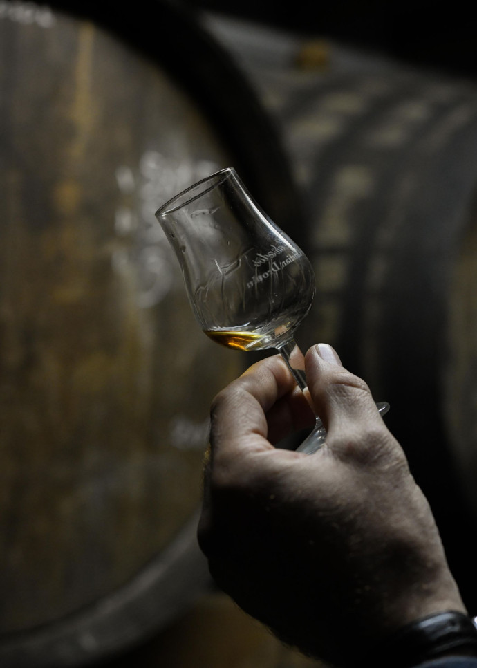« Nous avons développé la relation avec le monde du bar en organisant des concours de cocktails, à partir de recettes pas trop techniques. Tout cela a surpris les habitués, changé l’image et rajeuni la clientèle », poursuit Guillaume Drouin, heureux de constater qu’une bonne part de trentenaires se retrouve parmi les visiteurs de la distillerie de Pont-l’Évêque.