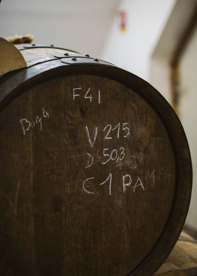 À Saint-Cyr-du-Ronceray, un village du bocage au sud de Lisieux, la distillerie familiale Roger Groult a été pionnière, dès les années 80, dans le développement de l’exportation, qui représente la moitié des ventes de l’ensemble de la filière aujourd’hui.