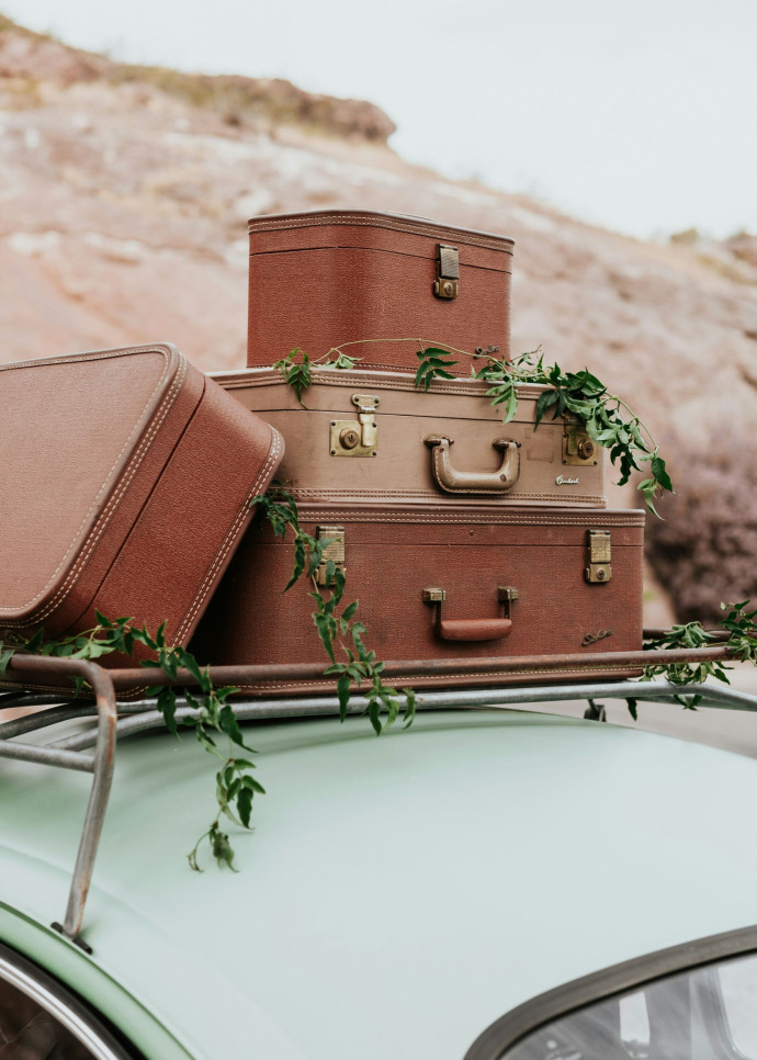 Prendre une valise à roulettes.