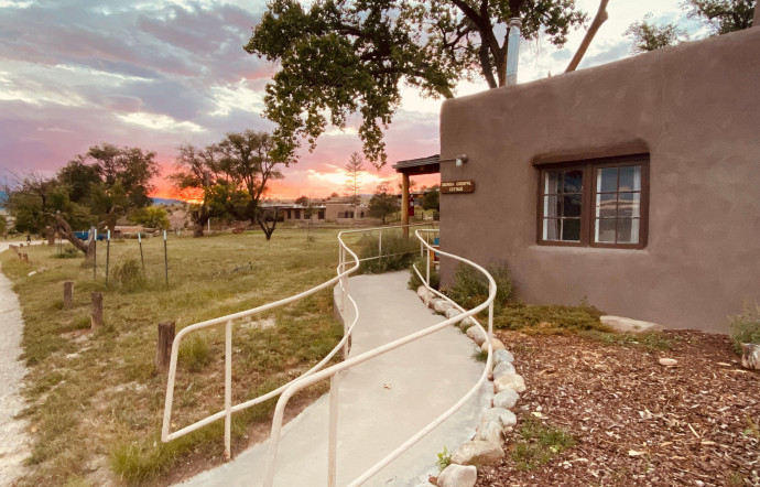 Si Georgia O’Keeffe, l’une des plus grandes peintres du XXe siècle, a largement contribué à la relative célébrité de Ghost Ranch, on sait moins que d’autres personnalités y ont jadis séjourné.