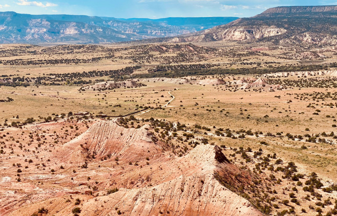 Cary Grant, Robert Oppenheimer, Georgia O’Keeffe... Au milieu du XXe siècle, Ghost Ranch fut un repaire de célébrités en tout genre, 2024 - IDEAT