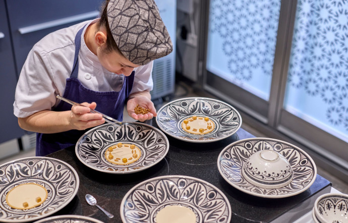 En cuisine, on s’affaire à donner aux assiettes les raffinements qui ont accompagné la gastronomie andalouse au fil des siècles.