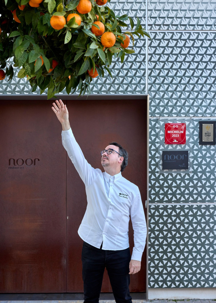 Le chef Paco Morales devant son restaurant .