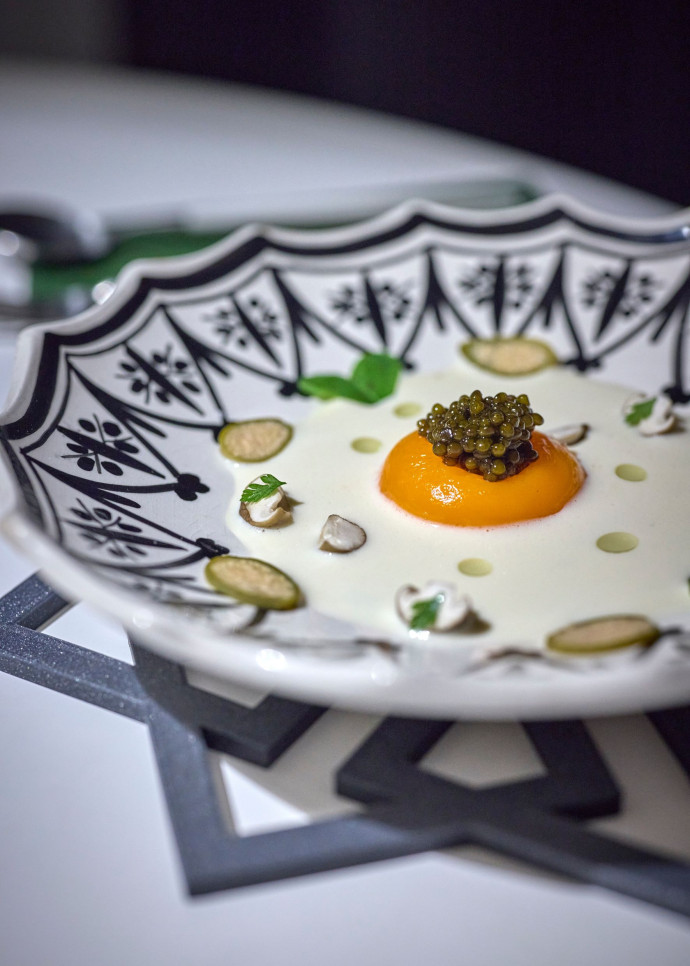 Jaune d’oeuf, câpres, huile de romarin et caviar.