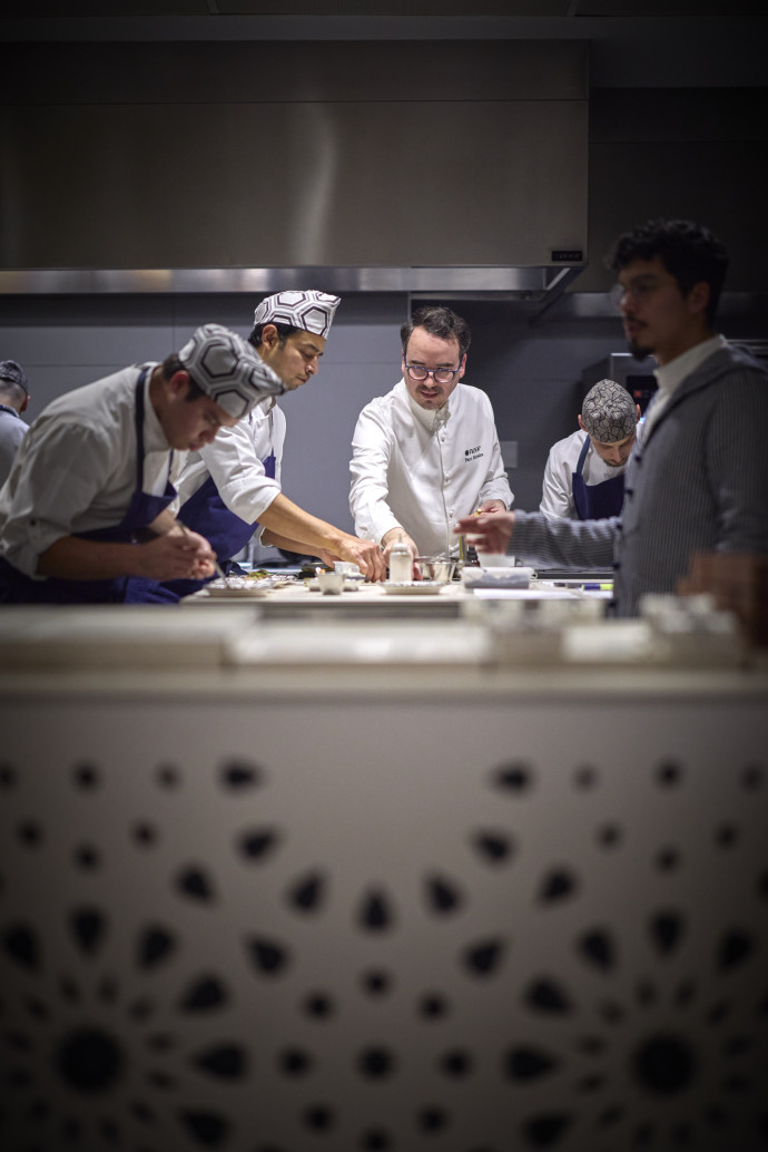 En cuisine, on s’affaire à donner aux assiettes les raffinements qui ont accompagné la gastronomie andalouse au fil des siècles.
