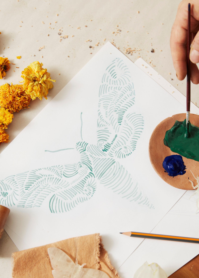 La collaboration entre Fernando Laposse et la maison Perrier-Jouët donne lieu à une édition limitée ainsi qu’à une installation immersive présentée à Miami Design, toutes deux inspirées par les interactions entre les plantes et les insectes lors de la pollinisation.